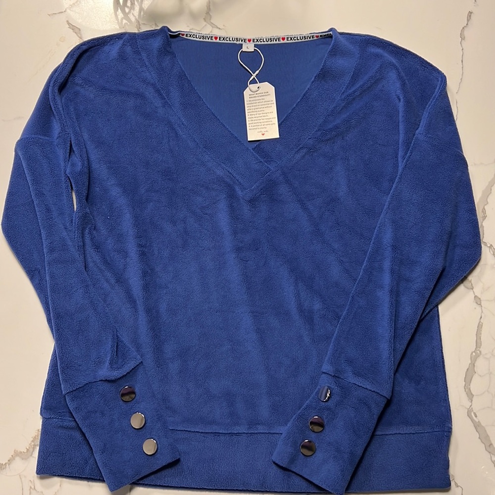 NWT Heart Velour V Neck Longsleeve, size large